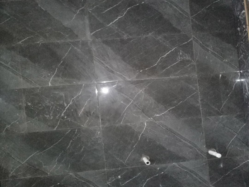 衛(wèi)生間貼瓷磚：首先進行地面清掃，不打掃干凈會翹邊、空鼓的du;放水平線然后分塊;地面要濕潤進行dao灑水;采用兩種砂漿，打砂漿的基層，一般要進行干鋪;地磚是不是出現(xiàn)了空鼓是很重要的;還要在磚底涂抹上漿;鋪貼的時候要用橡皮錘敲擊，做拉縫、表面清理，對瓷磚進行勾縫處理即可。最重要的是保護好成品，以防造成污染和損傷。