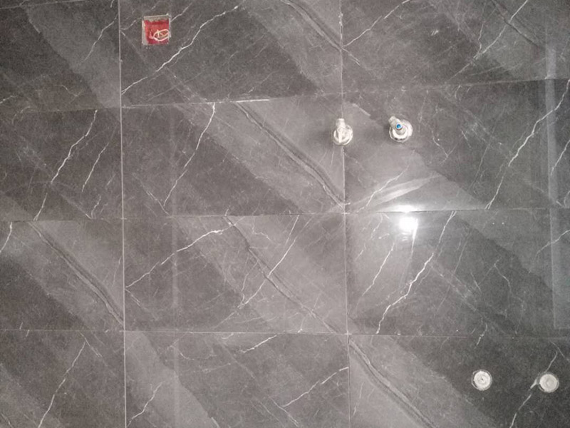 衛(wèi)生間貼瓷磚：首先進行地面清掃，不打掃干凈會翹邊、空鼓的du;放水平線然后分塊;地面要濕潤進行dao灑水;采用兩種砂漿，打砂漿的基層，一般要進行干鋪;地磚是不是出現(xiàn)了空鼓是很重要的;還要在磚底涂抹上漿;鋪貼的時候要用橡皮錘敲擊，做拉縫、表面清理，對瓷磚進行勾縫處理即可。最重要的是保護好成品，以防造成污染和損傷。