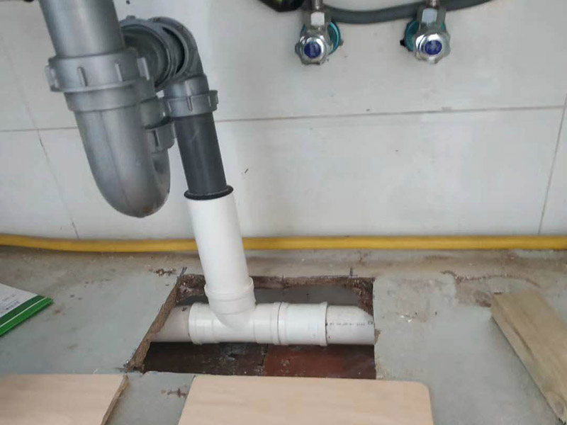 下水管漏水維修：發(fā)現(xiàn)衛(wèi)生間漏水后，馬上禁用衛(wèi)生間所有水龍頭，設(shè)置單獨水閥的，把它關(guān)掉最好。在維修好之前，不要再增加新的漏水。如果有明顯的縫隙，從縫隙中漏水?？梢再I填縫膏，將縫隙補上。補縫后，最好再噴一些防水劑在漏水區(qū)域。等膏體干透后，放水檢驗效果。如果衛(wèi)生間出現(xiàn)大面積的漏水積水，說明情況比較嚴重，自己無法處理的。最好找專業(yè)的師父來，將地板撬開，重新做整個洗手間的防水層了。