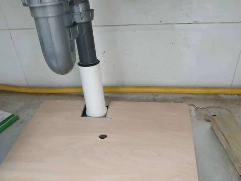 下水管漏水維修：發(fā)現(xiàn)衛(wèi)生間漏水后，馬上禁用衛(wèi)生間所有水龍頭，設(shè)置單獨水閥的，把它關(guān)掉最好。在維修好之前，不要再增加新的漏水。如果有明顯的縫隙，從縫隙中漏水。可以買填縫膏，將縫隙補上。補縫后，最好再噴一些防水劑在漏水區(qū)域。等膏體干透后，放水檢驗效果。如果衛(wèi)生間出現(xiàn)大面積的漏水積水，說明情況比較嚴重，自己無法處理的。最好找專業(yè)的師父來，將地板撬開，重新做整個洗手間的防水層了。