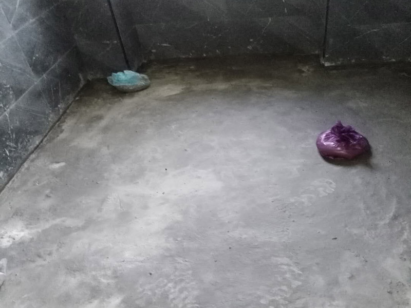 衛(wèi)生間防水測試：1.利用水泥砂漿水泥砂漿或豆石混凝土鋪平坡度。訣竅是：地漏附近坡度大，門口附近坡度小。 2.利用管根密封膏封嚴(yán)管線，管線要穿透樓板根部。刷防水涂料時可以貼1-2層玻璃絲布加強防水性。 3.墻壁表面打磨成干凈平光沒有顆?；覊m，墻壁與地面的交接區(qū)域注意原角和坡角的設(shè)置。 .聚氨酯防水涂膜由管根和墻角處開始進行涂抹，在常溫下經(jīng)過4小時放干后，再大面積涂抹和刮刷。注意涂料總厚度大于1. 5毫米，不能有漏刮和鼓泡的不良現(xiàn)象。24小時后立面涂刷下一層，之后再以垂直的方向進行二次涂刷。最后涂膜半固化，拋甩粗砂粒方便與水泥砂漿融合。 5.防水層的設(shè)置與具體區(qū)域有關(guān)。防水地面的防水層應(yīng)高出地面200寬，地面防水層應(yīng)超出衛(wèi)生間門口以外300寬。而又淋浴的衛(wèi)生間墻面防水層則應(yīng)設(shè)置為高出地面1800寬。 6.展開閉水實驗的時候，先完成防水工作再利用包立管方法。之后再局部進行防水。閉水試驗也可為了避免破壞地面防水層而免做。