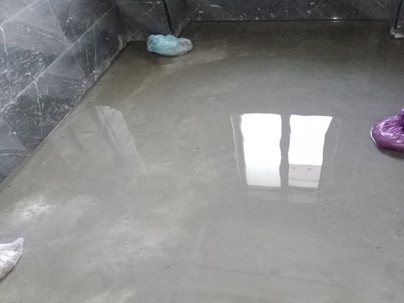 衛(wèi)生間防水測試：1.利用水泥砂漿水泥砂漿或豆石混凝土鋪平坡度。訣竅是：地漏附近坡度大，門口附近坡度小。 2.利用管根密封膏封嚴(yán)管線，管線要穿透樓板根部。刷防水涂料時可以貼1-2層玻璃絲布加強防水性。 3.墻壁表面打磨成干凈平光沒有顆?；覊m，墻壁與地面的交接區(qū)域注意原角和坡角的設(shè)置。 .聚氨酯防水涂膜由管根和墻角處開始進行涂抹，在常溫下經(jīng)過4小時放干后，再大面積涂抹和刮刷。注意涂料總厚度大于1. 5毫米，不能有漏刮和鼓泡的不良現(xiàn)象。24小時后立面涂刷下一層，之后再以垂直的方向進行二次涂刷。最后涂膜半固化，拋甩粗砂粒方便與水泥砂漿融合。 5.防水層的設(shè)置與具體區(qū)域有關(guān)。防水地面的防水層應(yīng)高出地面200寬，地面防水層應(yīng)超出衛(wèi)生間門口以外300寬。而又淋浴的衛(wèi)生間墻面防水層則應(yīng)設(shè)置為高出地面1800寬。 6.展開閉水實驗的時候，先完成防水工作再利用包立管方法。之后再局部進行防水。閉水試驗也可為了避免破壞地面防水層而免做。