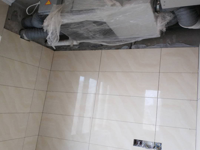 陽臺改造裝修：首先在裝修的時(shí)候，自己所需要知道的技巧，要保護(hù)好整體的結(jié)構(gòu)化。所以在房子的梁柱結(jié)構(gòu)是不能去進(jìn)行改造的。第一種的技巧就是去將陽臺直接的重新的粉刷，那么就是使得這樣的老舊的痕跡消除，或者是直接的拆掉，重新安裝別的。裝修陽臺還可以將地面的瓷磚或者地板重新的拆開再去安裝，這樣的做法是能起到一個(gè)很好的效果的。