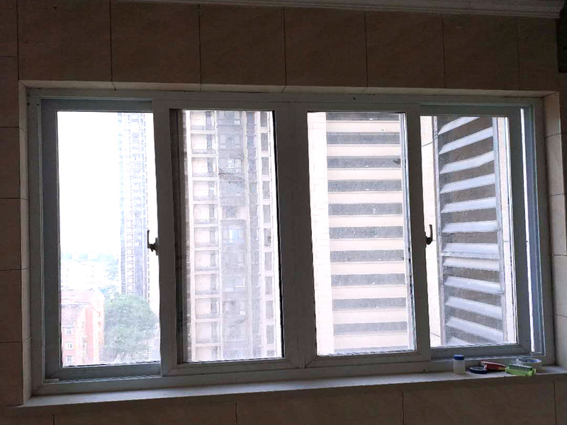 陽臺改造裝修：首先在裝修的時(shí)候，自己所需要知道的技巧，要保護(hù)好整體的結(jié)構(gòu)化。所以在房子的梁柱結(jié)構(gòu)是不能去進(jìn)行改造的。第一種的技巧就是去將陽臺直接的重新的粉刷，那么就是使得這樣的老舊的痕跡消除，或者是直接的拆掉，重新安裝別的。裝修陽臺還可以將地面的瓷磚或者地板重新的拆開再去安裝，這樣的做法是能起到一個(gè)很好的效果的。