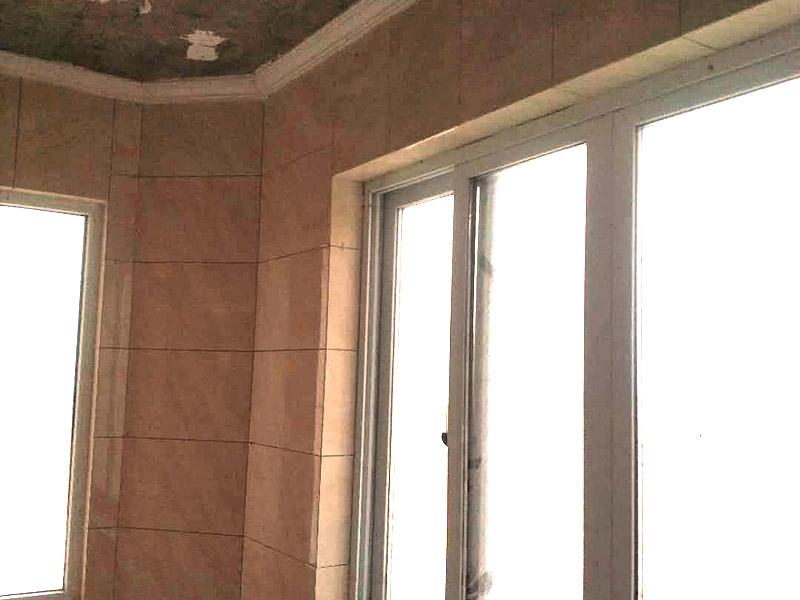 陽臺改造裝修：首先在裝修的時(shí)候，自己所需要知道的技巧，要保護(hù)好整體的結(jié)構(gòu)化。所以在房子的梁柱結(jié)構(gòu)是不能去進(jìn)行改造的。第一種的技巧就是去將陽臺直接的重新的粉刷，那么就是使得這樣的老舊的痕跡消除，或者是直接的拆掉，重新安裝別的。裝修陽臺還可以將地面的瓷磚或者地板重新的拆開再去安裝，這樣的做法是能起到一個(gè)很好的效果的。