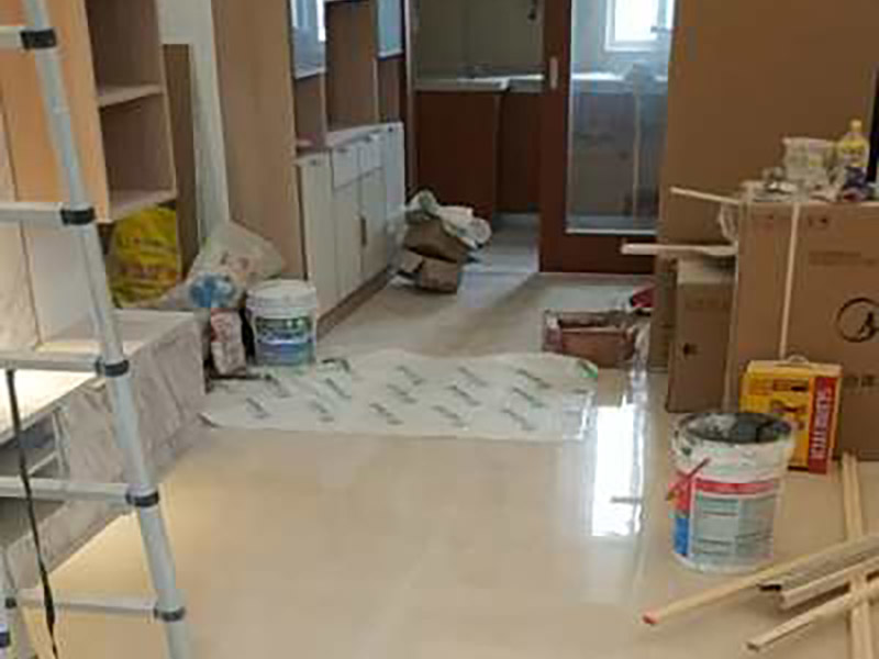 陽臺改造裝修：首先在裝修的時(shí)候，自己所需要知道的技巧，要保護(hù)好整體的結(jié)構(gòu)化。所以在房子的梁柱結(jié)構(gòu)是不能去進(jìn)行改造的。第一種的技巧就是去將陽臺直接的重新的粉刷，那么就是使得這樣的老舊的痕跡消除，或者是直接的拆掉，重新安裝別的。裝修陽臺還可以將地面的瓷磚或者地板重新的拆開再去安裝，這樣的做法是能起到一個(gè)很好的效果的。