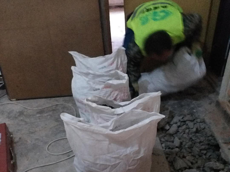 地面開槽建渣處理:1、開槽過程中，不允許出現(xiàn)在承重墻面橫向開槽大于100cm的現(xiàn)象，因?yàn)闄M向開槽將破壞整樓的承重，使得抗震能力降低而且墻面容易開裂。如果是保溫墻的話，開很長的橫槽有可能會導(dǎo)致開槽上部的保溫層整體脫落。墻面開槽一般都應(yīng)該是豎向垂直開槽。 　　2、預(yù)埋直徑1.6cm的線管墻體開槽的深度不得小于3cm，這樣封槽后刮膩?zhàn)泳筒怀霈F(xiàn)墻面不平整的現(xiàn)象了，也避免時(shí)間長了因封槽太淺導(dǎo)致墻漆開裂。 　　3、開槽過程中如遇線管90&deg;彎時(shí)，應(yīng)擴(kuò)大開槽的位置，使線管能呈現(xiàn)出兩個(gè)45&deg;彎，以便于施工過程中穿線和日后檢修。 　　4、線槽和線槽的距離不能小于100mm，同一條線槽內(nèi)布線管數(shù)不建議超過6根。 　　5、天花吊燈位移位時(shí)，樓板頂面的開槽一定要注意鋼筋位置，打槽的深度約10mm，便于穿黃臘管后并綁膠布布線，嚴(yán)禁裸線布設(shè)。