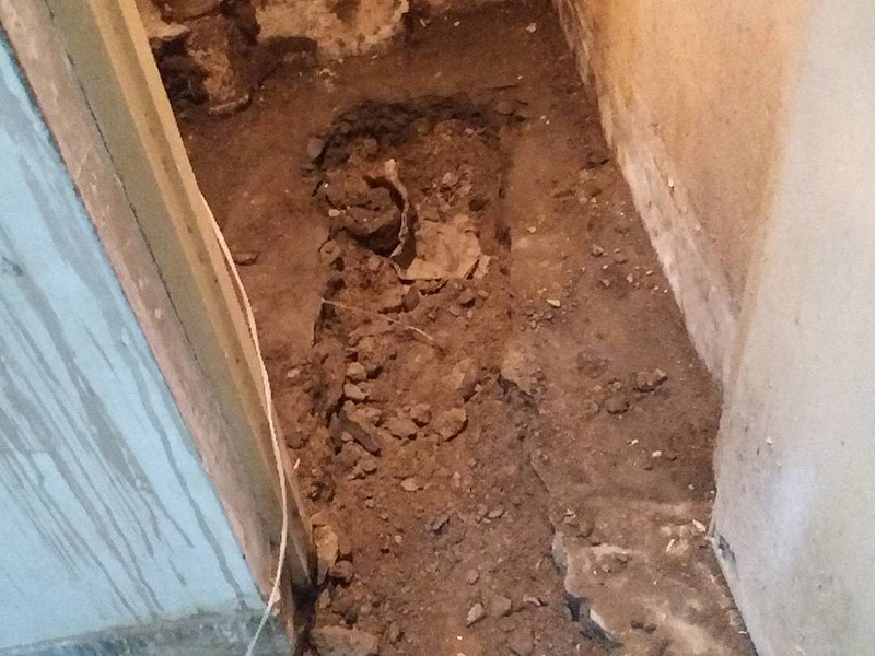 地面開槽建渣處理:1、開槽過程中，不允許出現(xiàn)在承重墻面橫向開槽大于100cm的現(xiàn)象，因?yàn)闄M向開槽將破壞整樓的承重，使得抗震能力降低而且墻面容易開裂。如果是保溫墻的話，開很長的橫槽有可能會導(dǎo)致開槽上部的保溫層整體脫落。墻面開槽一般都應(yīng)該是豎向垂直開槽。 　　2、預(yù)埋直徑1.6cm的線管墻體開槽的深度不得小于3cm，這樣封槽后刮膩?zhàn)泳筒怀霈F(xiàn)墻面不平整的現(xiàn)象了，也避免時(shí)間長了因封槽太淺導(dǎo)致墻漆開裂。 　　3、開槽過程中如遇線管90&deg;彎時(shí)，應(yīng)擴(kuò)大開槽的位置，使線管能呈現(xiàn)出兩個(gè)45&deg;彎，以便于施工過程中穿線和日后檢修。 　　4、線槽和線槽的距離不能小于100mm，同一條線槽內(nèi)布線管數(shù)不建議超過6根。 　　5、天花吊燈位移位時(shí)，樓板頂面的開槽一定要注意鋼筋位置，打槽的深度約10mm，便于穿黃臘管后并綁膠布布線，嚴(yán)禁裸線布設(shè)。