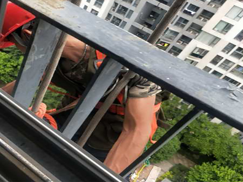 高空外墻防水：(1)窗框與墻體接縫防水密封，先后采用泡沫填縫劑和密封材料進(jìn)行施工。泡沫填縫劑為單組份聚氨酯發(fā)泡填縫材料。密封材料為單組份密封填充防水密封膠。 (2)外墻預(yù)留伸縮縫防水密封，采用單組份密封填充防水密封膠 (3)外墻面洞和較大裂縫防水密封前用噴水槍等工具將待治理的外墻面、伸縮縫、窗框等部位清理干凈，使施工的外墻面及縫、孔、洞部位達(dá)到無油、無塵土、無水泥松散顆粒等雜物。   待其干燥后，將孔、洞、縫用防水密封材料嵌填密實(shí)，并達(dá)到與原顏色一致，再用快速堵漏靈和透明防水膠膜進(jìn)行精心施工。