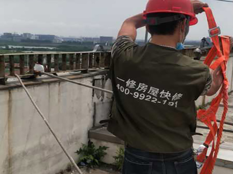 高空外墻防水：(1)窗框與墻體接縫防水密封，先后采用泡沫填縫劑和密封材料進(jìn)行施工。泡沫填縫劑為單組份聚氨酯發(fā)泡填縫材料。密封材料為單組份密封填充防水密封膠。 (2)外墻預(yù)留伸縮縫防水密封，采用單組份密封填充防水密封膠 (3)外墻面洞和較大裂縫防水密封前用噴水槍等工具將待治理的外墻面、伸縮縫、窗框等部位清理干凈，使施工的外墻面及縫、孔、洞部位達(dá)到無油、無塵土、無水泥松散顆粒等雜物。   待其干燥后，將孔、洞、縫用防水密封材料嵌填密實(shí)，并達(dá)到與原顏色一致，再用快速堵漏靈和透明防水膠膜進(jìn)行精心施工。