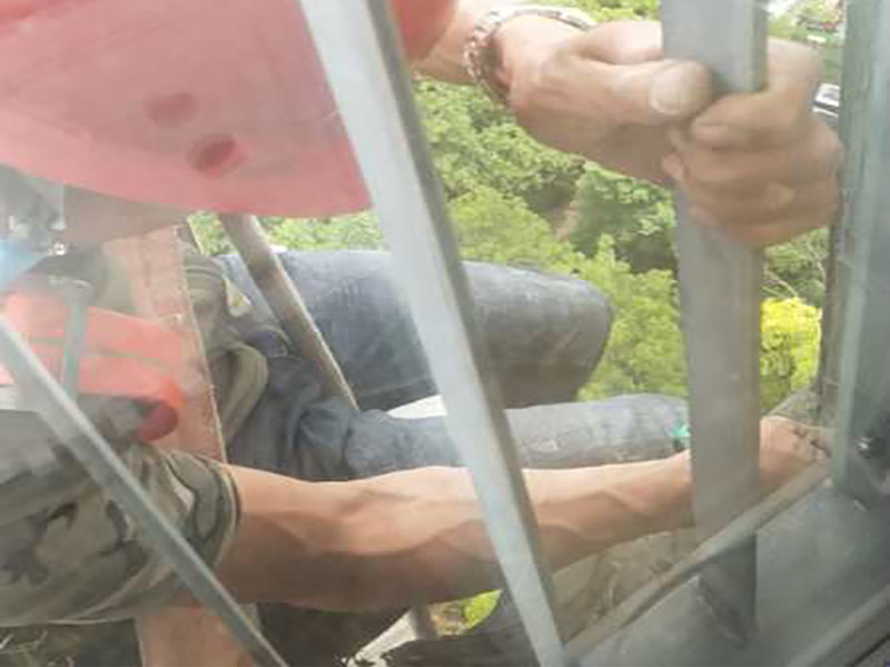 高空外墻防水：(1)窗框與墻體接縫防水密封，先后采用泡沫填縫劑和密封材料進(jìn)行施工。泡沫填縫劑為單組份聚氨酯發(fā)泡填縫材料。密封材料為單組份密封填充防水密封膠。 (2)外墻預(yù)留伸縮縫防水密封，采用單組份密封填充防水密封膠 (3)外墻面洞和較大裂縫防水密封前用噴水槍等工具將待治理的外墻面、伸縮縫、窗框等部位清理干凈，使施工的外墻面及縫、孔、洞部位達(dá)到無油、無塵土、無水泥松散顆粒等雜物。   待其干燥后，將孔、洞、縫用防水密封材料嵌填密實(shí)，并達(dá)到與原顏色一致，再用快速堵漏靈和透明防水膠膜進(jìn)行精心施工。