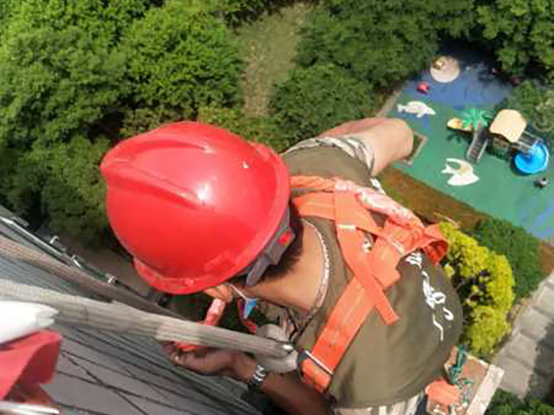 高空外墻防水：(1)窗框與墻體接縫防水密封，先后采用泡沫填縫劑和密封材料進(jìn)行施工。泡沫填縫劑為單組份聚氨酯發(fā)泡填縫材料。密封材料為單組份密封填充防水密封膠。 (2)外墻預(yù)留伸縮縫防水密封，采用單組份密封填充防水密封膠 (3)外墻面洞和較大裂縫防水密封前用噴水槍等工具將待治理的外墻面、伸縮縫、窗框等部位清理干凈，使施工的外墻面及縫、孔、洞部位達(dá)到無油、無塵土、無水泥松散顆粒等雜物。   待其干燥后，將孔、洞、縫用防水密封材料嵌填密實(shí)，并達(dá)到與原顏色一致，再用快速堵漏靈和透明防水膠膜進(jìn)行精心施工。