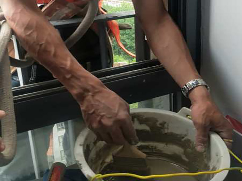 高空外墻防水：(1)窗框與墻體接縫防水密封，先后采用泡沫填縫劑和密封材料進(jìn)行施工。泡沫填縫劑為單組份聚氨酯發(fā)泡填縫材料。密封材料為單組份密封填充防水密封膠。 (2)外墻預(yù)留伸縮縫防水密封，采用單組份密封填充防水密封膠 (3)外墻面洞和較大裂縫防水密封前用噴水槍等工具將待治理的外墻面、伸縮縫、窗框等部位清理干凈，使施工的外墻面及縫、孔、洞部位達(dá)到無油、無塵土、無水泥松散顆粒等雜物。   待其干燥后，將孔、洞、縫用防水密封材料嵌填密實(shí)，并達(dá)到與原顏色一致，再用快速堵漏靈和透明防水膠膜進(jìn)行精心施工。