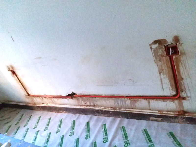 墻面電路開槽：進行各種線路移位改造時，應(yīng)首先確定線路終端插座的位置，并在墻面標畫出準確的位置和尺寸，然后向就近的同類插座引線，引線的方法是:如果插座在墻的上部，在墻面垂直向上開槽，至墻的頂部安裝裝飾角線的安裝線內(nèi)；如果是在墻的下部，垂直向下開槽，至安裝踢腳板的底部。槽深15毫米左右，將電線導(dǎo)線裝入護線套管，臥入墻面槽內(nèi)，用水泥砂漿抹平，使之固定在墻內(nèi)。如果原插座保留，則重新安裝在原位置上，如果不保留，則應(yīng)用磚塊填堵后，用水泥砂漿抹平。沿地面的導(dǎo)線，在安裝踢腳板時，臥于踢腳板的底部內(nèi)側(cè)，沿頂角的導(dǎo)線，在安裝裝飾線時，隱蔽在裝飾角線的內(nèi)部。