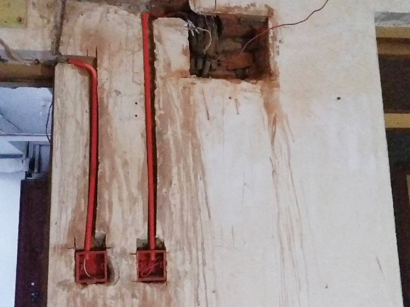 墻面電路開槽：進行各種線路移位改造時，應(yīng)首先確定線路終端插座的位置，并在墻面標畫出準確的位置和尺寸，然后向就近的同類插座引線，引線的方法是:如果插座在墻的上部，在墻面垂直向上開槽，至墻的頂部安裝裝飾角線的安裝線內(nèi)；如果是在墻的下部，垂直向下開槽，至安裝踢腳板的底部。槽深15毫米左右，將電線導(dǎo)線裝入護線套管，臥入墻面槽內(nèi)，用水泥砂漿抹平，使之固定在墻內(nèi)。如果原插座保留，則重新安裝在原位置上，如果不保留，則應(yīng)用磚塊填堵后，用水泥砂漿抹平。沿地面的導(dǎo)線，在安裝踢腳板時，臥于踢腳板的底部內(nèi)側(cè)，沿頂角的導(dǎo)線，在安裝裝飾線時，隱蔽在裝飾角線的內(nèi)部。