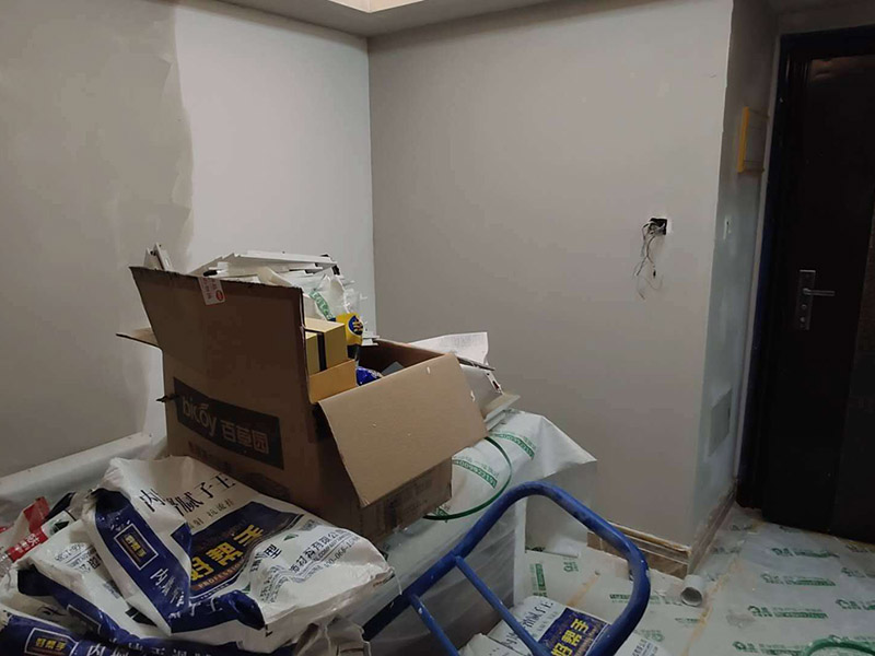 墻面清理翻新：墻面在進(jìn)行刷漆的時(shí)候，把之前粘貼在墻面上的壁紙給拆下，否則壁紙蓋住的地方就會(huì)看不到。用批土刀來修整墻體的表面，有的墻面會(huì)出現(xiàn)污漬、開裂、起泡等現(xiàn)象，都要及時(shí)做處理。底漆一般不用特別來處理的墻面，如果是問題的墻面，那么就要針對(duì)相應(yīng)的墻面問題來選擇專治問題的底漆。墻面涂刷的時(shí)候應(yīng)該先從頂部開始再往下刷，否則會(huì)造成油漆滴落弄花已完成的墻面。