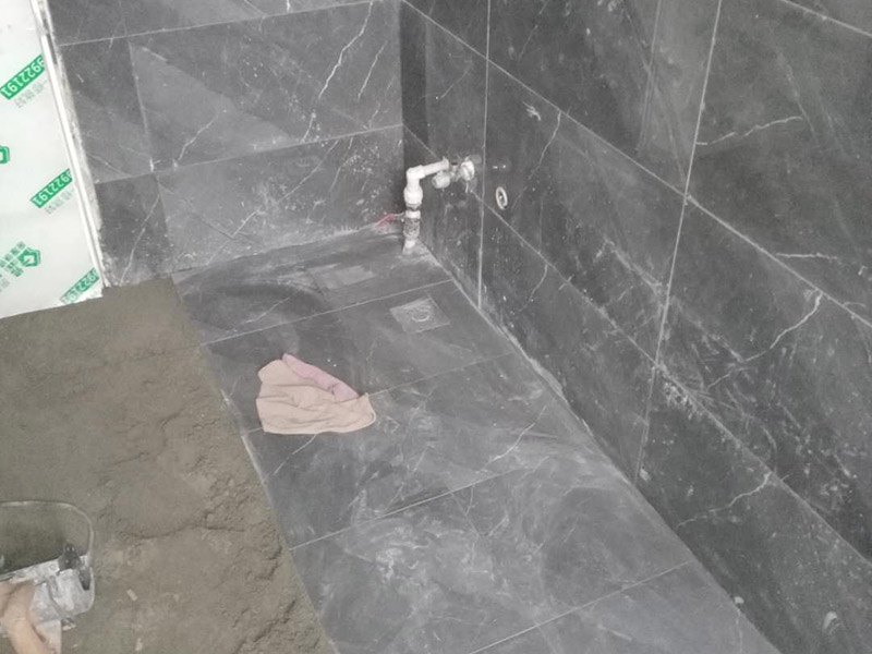 衛(wèi)生間拆除貼磚：用鑿子鑿慢慢鑿，清理起來還是比較快的。將其擊碎輕輕敲擊各面磚，找到一塊背空的，再從其側(cè)面可將各塊瓷磚一一撬下（用扁鏟或扁口的其它硬質(zhì)金屬工具）即可專業(yè)一般都使用電錘，快捷并且拆除的比較干凈。專業(yè)人士用電鏟快，請專業(yè)技術(shù)人員用電鎬清理就比較容易了，記住一定要平頭的。用電錘最快。 首先進(jìn)行地面清掃，不打掃干凈會翹邊、空鼓的;放水平線然后分塊;地面要濕潤進(jìn)行灑水;采用兩種砂漿，打砂漿的基層，一般要進(jìn)行干鋪;地磚是不是出現(xiàn)了空鼓是很重要的;還要在磚底涂抹上漿;鋪貼的時(shí)候要用橡皮錘敲擊，做拉縫、表面清理，對瓷磚進(jìn)行勾縫處理即可。最重要的是保護(hù)好成品，以防造成污染和損傷。