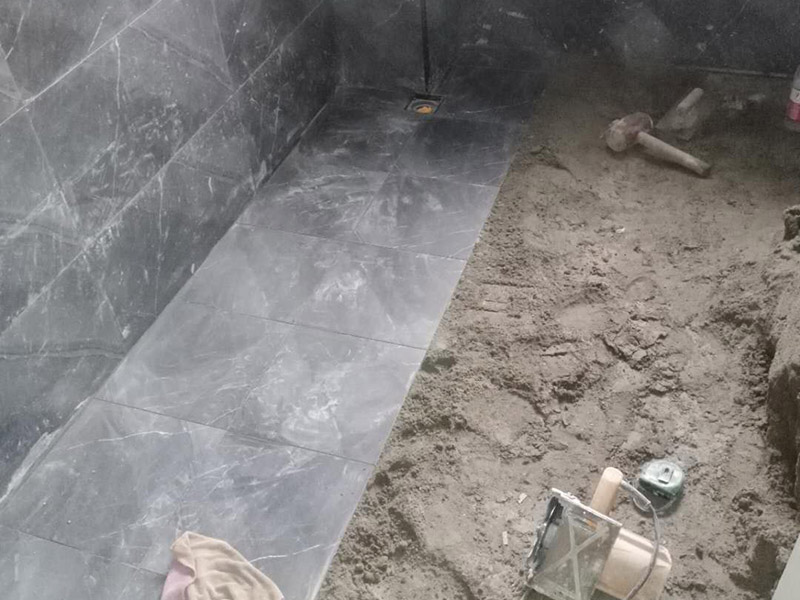 衛(wèi)生間拆除貼磚：用鑿子鑿慢慢鑿，清理起來還是比較快的。將其擊碎輕輕敲擊各面磚，找到一塊背空的，再從其側(cè)面可將各塊瓷磚一一撬下（用扁鏟或扁口的其它硬質(zhì)金屬工具）即可專業(yè)一般都使用電錘，快捷并且拆除的比較干凈。專業(yè)人士用電鏟快，請專業(yè)技術(shù)人員用電鎬清理就比較容易了，記住一定要平頭的。用電錘最快。 首先進(jìn)行地面清掃，不打掃干凈會翹邊、空鼓的;放水平線然后分塊;地面要濕潤進(jìn)行灑水;采用兩種砂漿，打砂漿的基層，一般要進(jìn)行干鋪;地磚是不是出現(xiàn)了空鼓是很重要的;還要在磚底涂抹上漿;鋪貼的時(shí)候要用橡皮錘敲擊，做拉縫、表面清理，對瓷磚進(jìn)行勾縫處理即可。最重要的是保護(hù)好成品，以防造成污染和損傷。