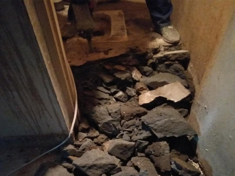 衛(wèi)生間拆除貼磚：用鑿子鑿慢慢鑿，清理起來還是比較快的。將其擊碎輕輕敲擊各面磚，找到一塊背空的，再從其側(cè)面可將各塊瓷磚一一撬下（用扁鏟或扁口的其它硬質(zhì)金屬工具）即可專業(yè)一般都使用電錘，快捷并且拆除的比較干凈。專業(yè)人士用電鏟快，請專業(yè)技術(shù)人員用電鎬清理就比較容易了，記住一定要平頭的。用電錘最快。 首先進(jìn)行地面清掃，不打掃干凈會翹邊、空鼓的;放水平線然后分塊;地面要濕潤進(jìn)行灑水;采用兩種砂漿，打砂漿的基層，一般要進(jìn)行干鋪;地磚是不是出現(xiàn)了空鼓是很重要的;還要在磚底涂抹上漿;鋪貼的時(shí)候要用橡皮錘敲擊，做拉縫、表面清理，對瓷磚進(jìn)行勾縫處理即可。最重要的是保護(hù)好成品，以防造成污染和損傷。