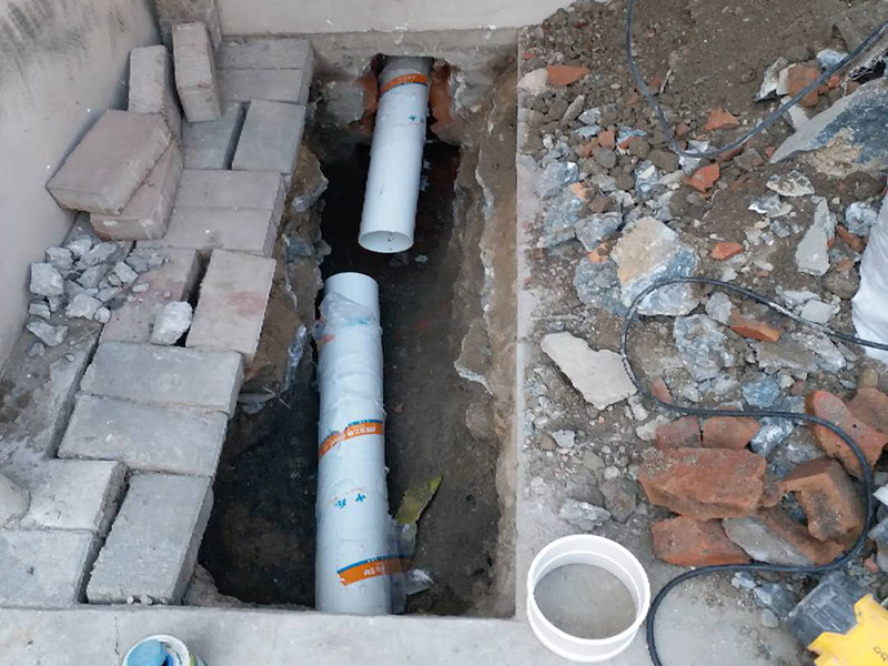 管道更換維修：1.水管安裝后一定要進(jìn)行增壓測試：增壓測試一般是在1.5倍水壓的情況下進(jìn)行,在測試中應(yīng)沒有漏水現(xiàn)象。 2.在沒有加壓條件下的簡單測試方法，但不完全可行。 3.水管走向：建議水管走頂最安全。主要是水路改造大部分走暗管，而水。