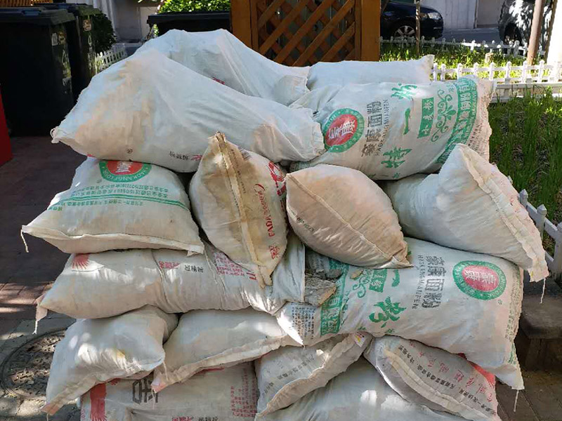 管道更換維修：1.水管安裝后一定要進(jìn)行增壓測試：增壓測試一般是在1.5倍水壓的情況下進(jìn)行,在測試中應(yīng)沒有漏水現(xiàn)象。 2.在沒有加壓條件下的簡單測試方法，但不完全可行。 3.水管走向：建議水管走頂最安全。主要是水路改造大部分走暗管，而水。