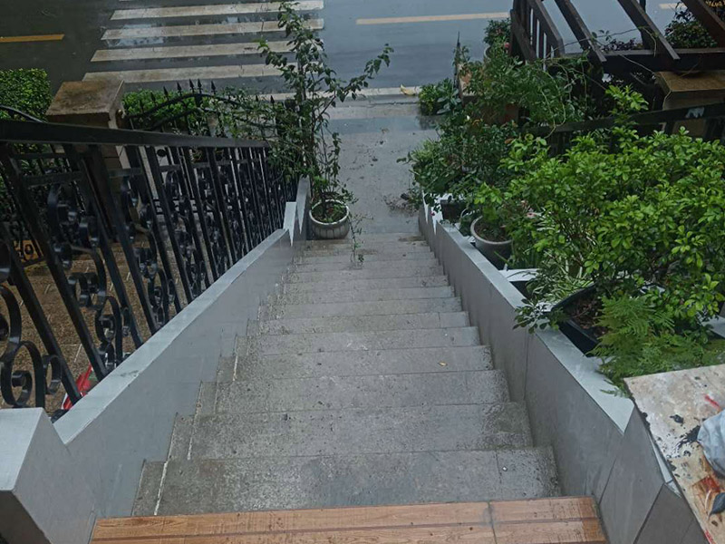 戶外樓梯加花壇：用測(cè)量?jī)x器把花壇群中主花壇中心點(diǎn)坐標(biāo)測(cè)量到地面上，再把縱橫中軸線上的其他中心點(diǎn)的坐標(biāo)測(cè)設(shè)下來，將各中心點(diǎn)連線，即在地面上放出花壇群的縱橫軸線。放線完成后，應(yīng)沿著已有的花壇邊線開挖邊緣石基槽。基槽的開挖寬度應(yīng)比邊緣石基礎(chǔ)寬10厘米左右，深度可在12～20厘米之間。槽底土面要整平、夯實(shí)，有松軟處要進(jìn)行加固，不得留下不均勻沉降的隱患。在砌基礎(chǔ)之前，槽底還應(yīng)做一個(gè)3～5厘米厚的粗砂墊層，用于基礎(chǔ)施工找平。