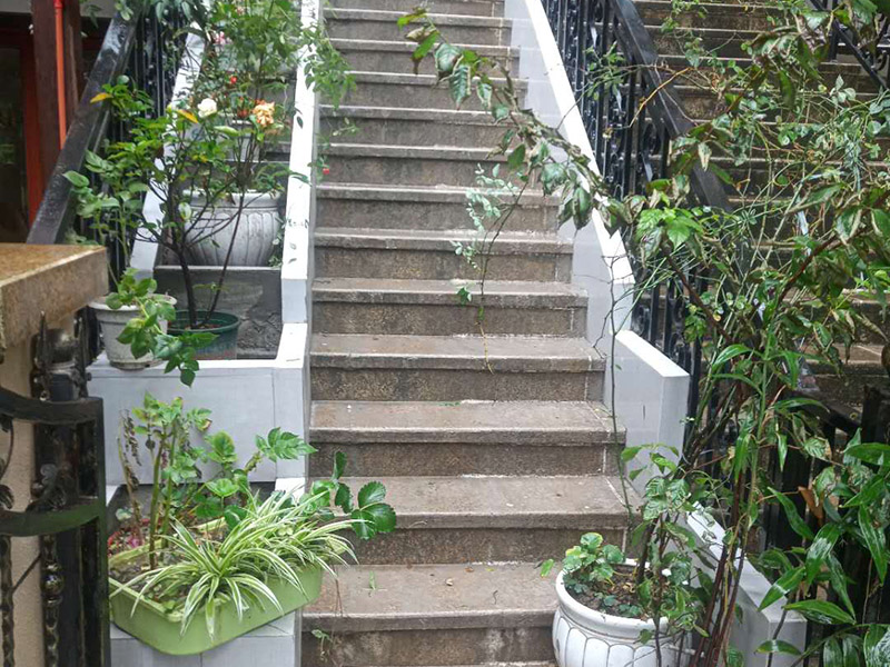 戶外樓梯加花壇：用測(cè)量?jī)x器把花壇群中主花壇中心點(diǎn)坐標(biāo)測(cè)量到地面上，再把縱橫中軸線上的其他中心點(diǎn)的坐標(biāo)測(cè)設(shè)下來，將各中心點(diǎn)連線，即在地面上放出花壇群的縱橫軸線。放線完成后，應(yīng)沿著已有的花壇邊線開挖邊緣石基槽?；鄣拈_挖寬度應(yīng)比邊緣石基礎(chǔ)寬10厘米左右，深度可在12～20厘米之間。槽底土面要整平、夯實(shí)，有松軟處要進(jìn)行加固，不得留下不均勻沉降的隱患。在砌基礎(chǔ)之前，槽底還應(yīng)做一個(gè)3～5厘米厚的粗砂墊層，用于基礎(chǔ)施工找平。