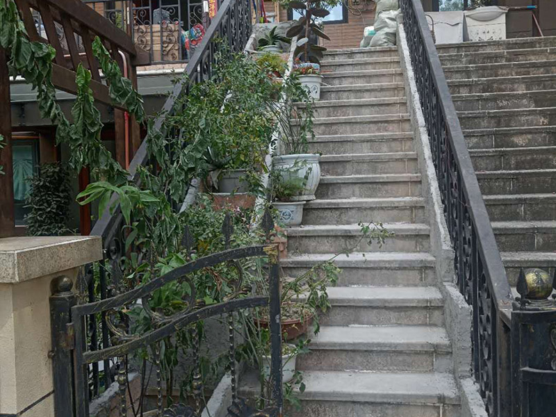 戶外樓梯加花壇：用測(cè)量?jī)x器把花壇群中主花壇中心點(diǎn)坐標(biāo)測(cè)量到地面上，再把縱橫中軸線上的其他中心點(diǎn)的坐標(biāo)測(cè)設(shè)下來，將各中心點(diǎn)連線，即在地面上放出花壇群的縱橫軸線。放線完成后，應(yīng)沿著已有的花壇邊線開挖邊緣石基槽?；鄣拈_挖寬度應(yīng)比邊緣石基礎(chǔ)寬10厘米左右，深度可在12～20厘米之間。槽底土面要整平、夯實(shí)，有松軟處要進(jìn)行加固，不得留下不均勻沉降的隱患。在砌基礎(chǔ)之前，槽底還應(yīng)做一個(gè)3～5厘米厚的粗砂墊層，用于基礎(chǔ)施工找平。