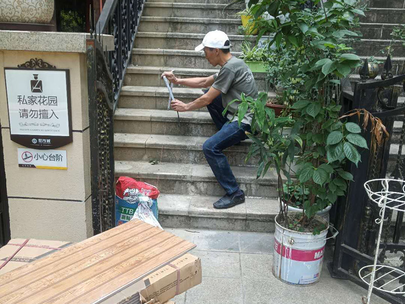 戶外樓梯加花壇：用測(cè)量?jī)x器把花壇群中主花壇中心點(diǎn)坐標(biāo)測(cè)量到地面上，再把縱橫中軸線上的其他中心點(diǎn)的坐標(biāo)測(cè)設(shè)下來，將各中心點(diǎn)連線，即在地面上放出花壇群的縱橫軸線。放線完成后，應(yīng)沿著已有的花壇邊線開挖邊緣石基槽?；鄣拈_挖寬度應(yīng)比邊緣石基礎(chǔ)寬10厘米左右，深度可在12～20厘米之間。槽底土面要整平、夯實(shí)，有松軟處要進(jìn)行加固，不得留下不均勻沉降的隱患。在砌基礎(chǔ)之前，槽底還應(yīng)做一個(gè)3～5厘米厚的粗砂墊層，用于基礎(chǔ)施工找平。