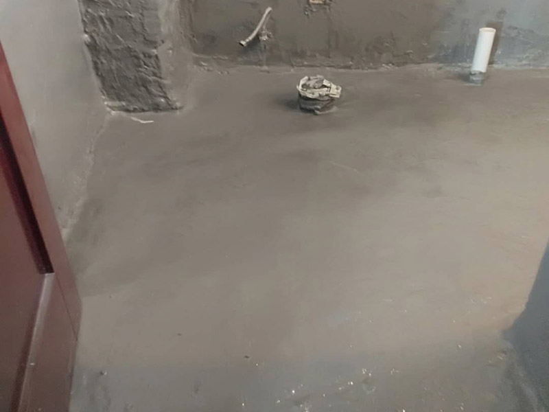 衛(wèi)生間管道維修：在沒有加壓條件下的簡單測試方法，但不完全可行。 關(guān)閉水管總閥。(即水表前面的水管開關(guān)) 打開房間里面的水龍頭20分鐘，確保沒水再滴后關(guān)閉所有的水龍頭。 關(guān)閉馬桶水箱和洗衣機等具有蓄水功能的設(shè)備進水開關(guān)。 打開水管總閥。 打開總閥后20分鐘查看水表是否走動，包括緩慢的走動。如果有走動，即為漏水了。如果沒有走動，可能沒事。(如果水表有問題或水管微滲，有可能難以確定。)所以建議施工完一定要進行水壓測試實驗，一般打壓8公斤，時間20-30分鐘。