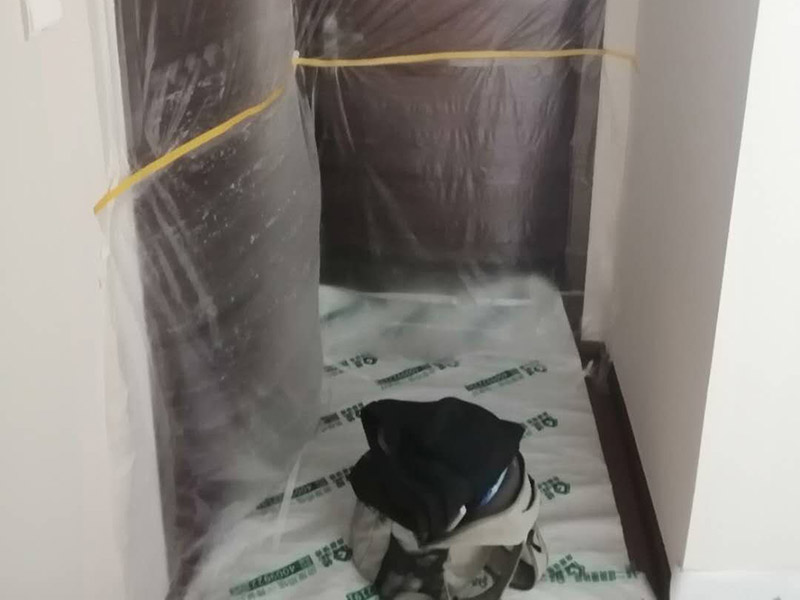 衛(wèi)生間管道維修：在沒有加壓條件下的簡單測試方法，但不完全可行。 關(guān)閉水管總閥。(即水表前面的水管開關(guān)) 打開房間里面的水龍頭20分鐘，確保沒水再滴后關(guān)閉所有的水龍頭。 關(guān)閉馬桶水箱和洗衣機等具有蓄水功能的設(shè)備進水開關(guān)。 打開水管總閥。 打開總閥后20分鐘查看水表是否走動，包括緩慢的走動。如果有走動，即為漏水了。如果沒有走動，可能沒事。(如果水表有問題或水管微滲，有可能難以確定。)所以建議施工完一定要進行水壓測試實驗，一般打壓8公斤，時間20-30分鐘。