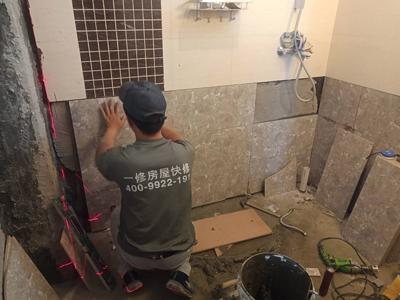 衛(wèi)生間貼磚施工：施工工藝流程; 基層處理--抹底子灰--彈線排磚--侵磚--鑲貼--擦縫--交工驗(yàn)收 用一比三的水泥砂漿打底,打底厚度5~~7mm，待底子灰干六七成干時(shí)候，按圖紙要求，進(jìn)行彈線，排磚。立好皮數(shù)桿，排磚形式有主要兩種直縫和錯(cuò)縫。當(dāng)?shù)孛嬗蟹核臅r(shí)候，注意安排好泛水。侵泡瓷磚，時(shí)間不少于兩個(gè)小時(shí)，陰干通常是3~~5小時(shí)。瓷磚在鑲貼時(shí)候，瓷磚下口坐在八字尺或直尺上。鋪貼的方式有離縫和無(wú)縫。鑲貼瓷磚從陽(yáng)角開(kāi)始，自下向上貼，瓷磚背面刀灰，貼上用力壓，用鏟刀木柄輕輕敲打，鋪貼時(shí)候砂漿飽滿，缺灰重貼，不得塞灰，貼6~~8塊，用靠尺校正。水管處先鋪周圍整塊磚，后鋪異型磚。最后擦縫。