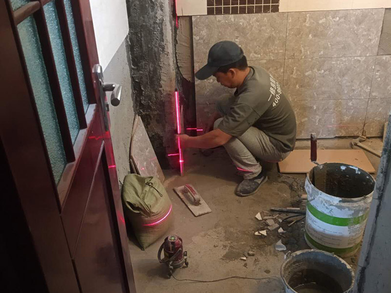 衛(wèi)生間貼磚施工：施工工藝流程; 基層處理--抹底子灰--彈線排磚--侵磚--鑲貼--擦縫--交工驗(yàn)收 用一比三的水泥砂漿打底,打底厚度5~~7mm，待底子灰干六七成干時(shí)候，按圖紙要求，進(jìn)行彈線，排磚。立好皮數(shù)桿，排磚形式有主要兩種直縫和錯(cuò)縫。當(dāng)?shù)孛嬗蟹核臅r(shí)候，注意安排好泛水。侵泡瓷磚，時(shí)間不少于兩個(gè)小時(shí)，陰干通常是3~~5小時(shí)。瓷磚在鑲貼時(shí)候，瓷磚下口坐在八字尺或直尺上。鋪貼的方式有離縫和無(wú)縫。鑲貼瓷磚從陽(yáng)角開(kāi)始，自下向上貼，瓷磚背面刀灰，貼上用力壓，用鏟刀木柄輕輕敲打，鋪貼時(shí)候砂漿飽滿，缺灰重貼，不得塞灰，貼6~~8塊，用靠尺校正。水管處先鋪周圍整塊磚，后鋪異型磚。最后擦縫。