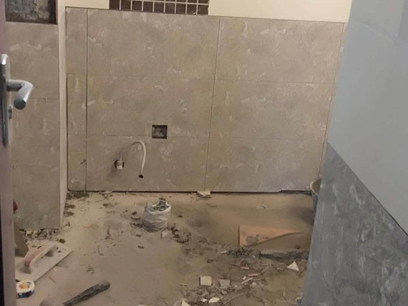 衛(wèi)生間貼磚施工：施工工藝流程; 基層處理--抹底子灰--彈線排磚--侵磚--鑲貼--擦縫--交工驗(yàn)收 用一比三的水泥砂漿打底,打底厚度5~~7mm，待底子灰干六七成干時(shí)候，按圖紙要求，進(jìn)行彈線，排磚。立好皮數(shù)桿，排磚形式有主要兩種直縫和錯(cuò)縫。當(dāng)?shù)孛嬗蟹核臅r(shí)候，注意安排好泛水。侵泡瓷磚，時(shí)間不少于兩個(gè)小時(shí)，陰干通常是3~~5小時(shí)。瓷磚在鑲貼時(shí)候，瓷磚下口坐在八字尺或直尺上。鋪貼的方式有離縫和無(wú)縫。鑲貼瓷磚從陽(yáng)角開(kāi)始，自下向上貼，瓷磚背面刀灰，貼上用力壓，用鏟刀木柄輕輕敲打，鋪貼時(shí)候砂漿飽滿，缺灰重貼，不得塞灰，貼6~~8塊，用靠尺校正。水管處先鋪周圍整塊磚，后鋪異型磚。最后擦縫。