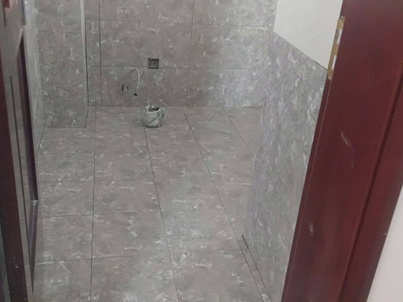 衛(wèi)生間貼磚施工：施工工藝流程; 基層處理--抹底子灰--彈線排磚--侵磚--鑲貼--擦縫--交工驗(yàn)收 用一比三的水泥砂漿打底,打底厚度5~~7mm，待底子灰干六七成干時(shí)候，按圖紙要求，進(jìn)行彈線，排磚。立好皮數(shù)桿，排磚形式有主要兩種直縫和錯(cuò)縫。當(dāng)?shù)孛嬗蟹核臅r(shí)候，注意安排好泛水。侵泡瓷磚，時(shí)間不少于兩個(gè)小時(shí)，陰干通常是3~~5小時(shí)。瓷磚在鑲貼時(shí)候，瓷磚下口坐在八字尺或直尺上。鋪貼的方式有離縫和無(wú)縫。鑲貼瓷磚從陽(yáng)角開(kāi)始，自下向上貼，瓷磚背面刀灰，貼上用力壓，用鏟刀木柄輕輕敲打，鋪貼時(shí)候砂漿飽滿，缺灰重貼，不得塞灰，貼6~~8塊，用靠尺校正。水管處先鋪周圍整塊磚，后鋪異型磚。最后擦縫。