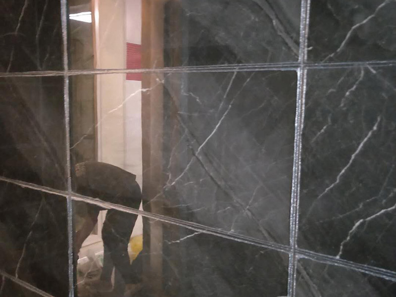 衛(wèi)生間美縫施工：使用用開槽器/平口螺絲刀/勾縫刀，清理瓷磚縫隙內(nèi)灰塵及垃圾，這一步需要力度適中，不要用蠻力，不然可能存在崩壞瓷磚的風(fēng)險(xiǎn)。然后用吸塵器，掃把或者抹布清理干凈。，建議縫隙在1.5到2mm深度合適。縫隙清理干凈后， 擰開管蓋裝上混合管，管頭卡在膠槍的卡口上。裝好混合管后，從下方用美工刀斜切45度角，切記開口要比瓷磚縫隙小，如果本身瓷磚縫隙比較小，可以不用切膠嘴。首先打出30-40CM美縫劑余料，然后沿著瓷磚縫隙開始施工，在施工的時(shí)候一定要美縫劑填充滿瓷磚縫隙，不然后續(xù)可能會(huì)發(fā)生塌陷。瓷磚縫隙打膠方法先豎后橫，沿著縫隙均勻打出美縫劑.一般有些師傅打出3-5米時(shí)停下，開始用壓邊球壓縫，十字交叉口處多壓幾次，這樣會(huì)很美觀。壓縫的工具比較多，可用刮板或者壓縫 鋼球、手指套沿著縫隙壓出 U型面就可以了