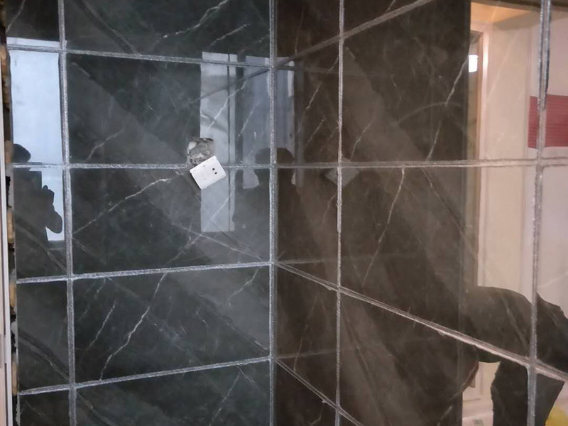 衛(wèi)生間美縫施工：使用用開槽器/平口螺絲刀/勾縫刀，清理瓷磚縫隙內(nèi)灰塵及垃圾，這一步需要力度適中，不要用蠻力，不然可能存在崩壞瓷磚的風(fēng)險(xiǎn)。然后用吸塵器，掃把或者抹布清理干凈。，建議縫隙在1.5到2mm深度合適。縫隙清理干凈后， 擰開管蓋裝上混合管，管頭卡在膠槍的卡口上。裝好混合管后，從下方用美工刀斜切45度角，切記開口要比瓷磚縫隙小，如果本身瓷磚縫隙比較小，可以不用切膠嘴。首先打出30-40CM美縫劑余料，然后沿著瓷磚縫隙開始施工，在施工的時(shí)候一定要美縫劑填充滿瓷磚縫隙，不然后續(xù)可能會(huì)發(fā)生塌陷。瓷磚縫隙打膠方法先豎后橫，沿著縫隙均勻打出美縫劑.一般有些師傅打出3-5米時(shí)停下，開始用壓邊球壓縫，十字交叉口處多壓幾次，這樣會(huì)很美觀。壓縫的工具比較多，可用刮板或者壓縫 鋼球、手指套沿著縫隙壓出 U型面就可以了