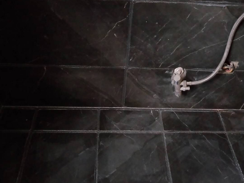 衛(wèi)生間美縫施工：使用用開槽器/平口螺絲刀/勾縫刀，清理瓷磚縫隙內(nèi)灰塵及垃圾，這一步需要力度適中，不要用蠻力，不然可能存在崩壞瓷磚的風(fēng)險(xiǎn)。然后用吸塵器，掃把或者抹布清理干凈。，建議縫隙在1.5到2mm深度合適?？p隙清理干凈后， 擰開管蓋裝上混合管，管頭卡在膠槍的卡口上。裝好混合管后，從下方用美工刀斜切45度角，切記開口要比瓷磚縫隙小，如果本身瓷磚縫隙比較小，可以不用切膠嘴。首先打出30-40CM美縫劑余料，然后沿著瓷磚縫隙開始施工，在施工的時(shí)候一定要美縫劑填充滿瓷磚縫隙，不然后續(xù)可能會(huì)發(fā)生塌陷。瓷磚縫隙打膠方法先豎后橫，沿著縫隙均勻打出美縫劑.一般有些師傅打出3-5米時(shí)停下，開始用壓邊球壓縫，十字交叉口處多壓幾次，這樣會(huì)很美觀。壓縫的工具比較多，可用刮板或者壓縫 鋼球、手指套沿著縫隙壓出 U型面就可以了