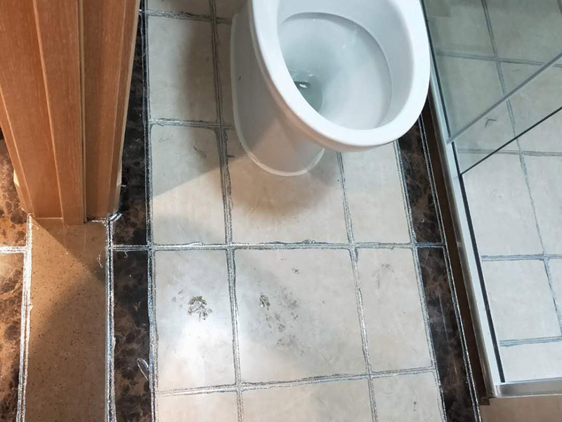 地磚美縫處理:使用用開槽器/平口螺絲刀/勾縫刀，清理瓷磚縫隙內(nèi)灰塵及垃圾，這一步需要力度適中，不要用蠻力，不然可能存在崩壞瓷磚的風(fēng)險。然后用吸塵器，掃把或者抹布清理干凈。，建議縫隙在1.5到2mm深度合適。縫隙清理干凈后， 擰開管蓋裝上混合管，管頭卡在膠槍的卡口上。裝好混合管后，從下方用美工刀斜切45度角，切記開口要比瓷磚縫隙小，如果本身瓷磚縫隙比較小，可以不用切膠嘴。首先打出30-40CM美縫劑余料，然后沿著瓷磚縫隙開始施工，在施工的時候一定要美縫劑填充滿瓷磚縫隙，不然后續(xù)可能會發(fā)生塌陷。瓷磚縫隙打膠