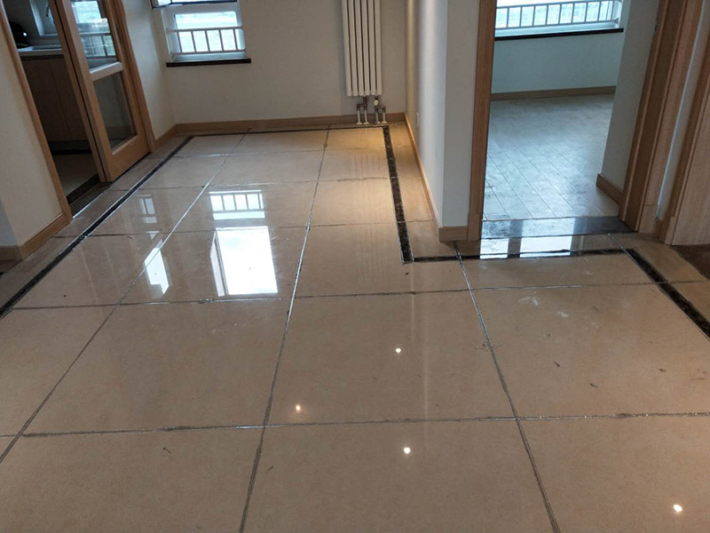 地磚美縫處理:使用用開槽器/平口螺絲刀/勾縫刀，清理瓷磚縫隙內(nèi)灰塵及垃圾，這一步需要力度適中，不要用蠻力，不然可能存在崩壞瓷磚的風(fēng)險。然后用吸塵器，掃把或者抹布清理干凈。，建議縫隙在1.5到2mm深度合適?？p隙清理干凈后， 擰開管蓋裝上混合管，管頭卡在膠槍的卡口上。裝好混合管后，從下方用美工刀斜切45度角，切記開口要比瓷磚縫隙小，如果本身瓷磚縫隙比較小，可以不用切膠嘴。首先打出30-40CM美縫劑余料，然后沿著瓷磚縫隙開始施工，在施工的時候一定要美縫劑填充滿瓷磚縫隙，不然后續(xù)可能會發(fā)生塌陷。瓷磚縫隙打膠