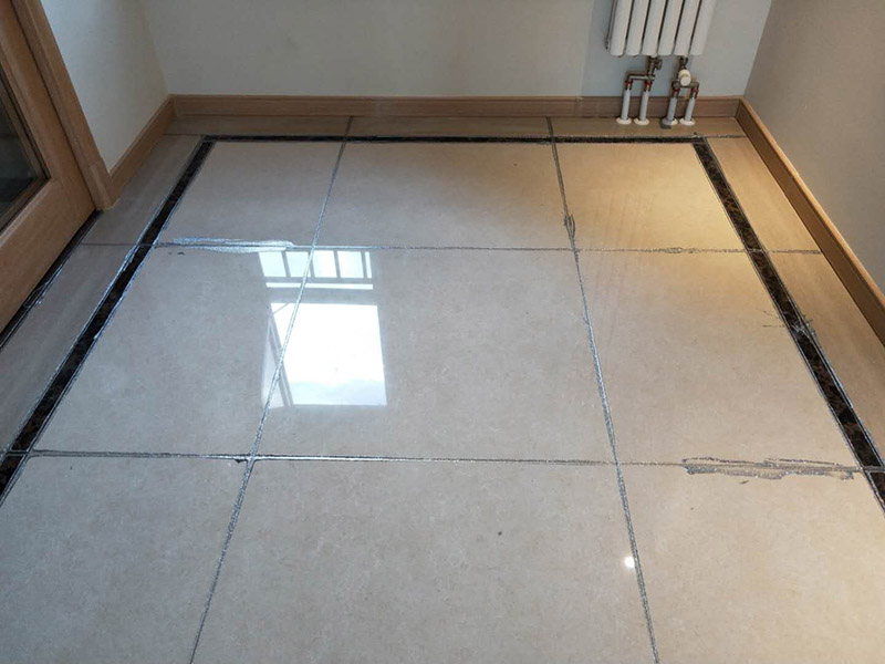 地磚美縫處理:使用用開槽器/平口螺絲刀/勾縫刀，清理瓷磚縫隙內(nèi)灰塵及垃圾，這一步需要力度適中，不要用蠻力，不然可能存在崩壞瓷磚的風(fēng)險。然后用吸塵器，掃把或者抹布清理干凈。，建議縫隙在1.5到2mm深度合適?？p隙清理干凈后， 擰開管蓋裝上混合管，管頭卡在膠槍的卡口上。裝好混合管后，從下方用美工刀斜切45度角，切記開口要比瓷磚縫隙小，如果本身瓷磚縫隙比較小，可以不用切膠嘴。首先打出30-40CM美縫劑余料，然后沿著瓷磚縫隙開始施工，在施工的時候一定要美縫劑填充滿瓷磚縫隙，不然后續(xù)可能會發(fā)生塌陷。瓷磚縫隙打膠