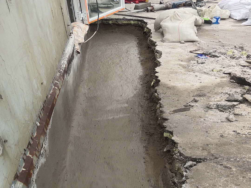 墻壁滲水維修：清理裂縫上及周邊的灰塵等垃圾（可用清潔球等清理），發(fā)現(xiàn)裂縫周邊有松動(dòng)的應(yīng)鑿除，并用水徹底沖刷干凈。 用普通水泥（不用加黃砂，為配合外墻面原有真石漆顏色，可在水泥中適量加入黃粉、哈巴粉等顏料，適量進(jìn)行調(diào)配，盡量接近原有真石漆面層顏色），再加上建筑用881等膠水（不用加水），直接進(jìn)行調(diào)配。(膠水用量不大，盡量使用好些，如使用貼石膏線的，價(jià)格誤差不大)，可根據(jù)天氣溫度等情況來(lái)調(diào)配水泥漿的稠度，填縫的可適當(dāng)稀些。 施工時(shí)應(yīng)先進(jìn)行填縫施工、縫必須灌實(shí)，在縫填實(shí)后需擴(kuò)大縫一邊寬30mm左右，厚約6mm的同材料面層，形成坡比（塌邊）。 在窗角處的裂縫，可把調(diào)配好的水泥漿做成半徑30-50mm的圓弧形，來(lái)增加裂縫處的厚度，同時(shí)有利于排水。 待水泥硬化（干燥后）進(jìn)行防水劑施工，涂刷需2遍，不得有遺漏。