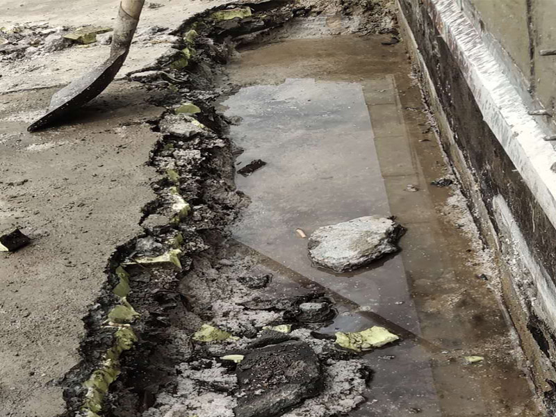 墻壁滲水維修：清理裂縫上及周邊的灰塵等垃圾（可用清潔球等清理），發(fā)現(xiàn)裂縫周邊有松動(dòng)的應(yīng)鑿除，并用水徹底沖刷干凈。 用普通水泥（不用加黃砂，為配合外墻面原有真石漆顏色，可在水泥中適量加入黃粉、哈巴粉等顏料，適量進(jìn)行調(diào)配，盡量接近原有真石漆面層顏色），再加上建筑用881等膠水（不用加水），直接進(jìn)行調(diào)配。(膠水用量不大，盡量使用好些，如使用貼石膏線的，價(jià)格誤差不大)，可根據(jù)天氣溫度等情況來(lái)調(diào)配水泥漿的稠度，填縫的可適當(dāng)稀些。 施工時(shí)應(yīng)先進(jìn)行填縫施工、縫必須灌實(shí)，在縫填實(shí)后需擴(kuò)大縫一邊寬30mm左右，厚約6mm的同材料面層，形成坡比（塌邊）。 在窗角處的裂縫，可把調(diào)配好的水泥漿做成半徑30-50mm的圓弧形，來(lái)增加裂縫處的厚度，同時(shí)有利于排水。 待水泥硬化（干燥后）進(jìn)行防水劑施工，涂刷需2遍，不得有遺漏。