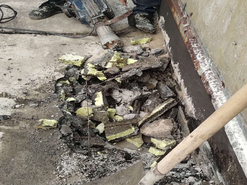 墻壁滲水維修：清理裂縫上及周邊的灰塵等垃圾（可用清潔球等清理），發(fā)現(xiàn)裂縫周邊有松動(dòng)的應(yīng)鑿除，并用水徹底沖刷干凈。 用普通水泥（不用加黃砂，為配合外墻面原有真石漆顏色，可在水泥中適量加入黃粉、哈巴粉等顏料，適量進(jìn)行調(diào)配，盡量接近原有真石漆面層顏色），再加上建筑用881等膠水（不用加水），直接進(jìn)行調(diào)配。(膠水用量不大，盡量使用好些，如使用貼石膏線的，價(jià)格誤差不大)，可根據(jù)天氣溫度等情況來(lái)調(diào)配水泥漿的稠度，填縫的可適當(dāng)稀些。 施工時(shí)應(yīng)先進(jìn)行填縫施工、縫必須灌實(shí)，在縫填實(shí)后需擴(kuò)大縫一邊寬30mm左右，厚約6mm的同材料面層，形成坡比（塌邊）。 在窗角處的裂縫，可把調(diào)配好的水泥漿做成半徑30-50mm的圓弧形，來(lái)增加裂縫處的厚度，同時(shí)有利于排水。 待水泥硬化（干燥后）進(jìn)行防水劑施工，涂刷需2遍，不得有遺漏。