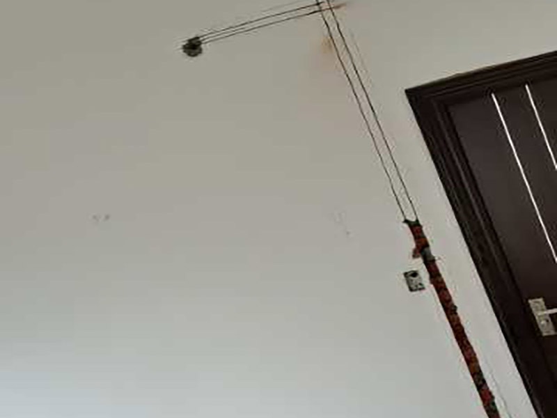 墻壁電路開(kāi)槽：1.劃線路。根據(jù)要改的方案畫(huà)好線路,線路采用橫平豎直的方法規(guī)劃。 2.無(wú)齒鋸開(kāi)槽。根據(jù)線路用無(wú)齒鋸開(kāi)槽,在墻面上切出線路。 3.加水。再需要開(kāi)槽的墻面上加點(diǎn)水,且在切得過(guò)程中一直加水,防止刀片過(guò)熱。 4.沖槽。用電錘將切好的墻面沖出溝槽,注意力度與角度,盡量沖的規(guī)整。 5.清理槽。將沖出的溝槽進(jìn)行清理,將易掉的地方都打下來(lái)。