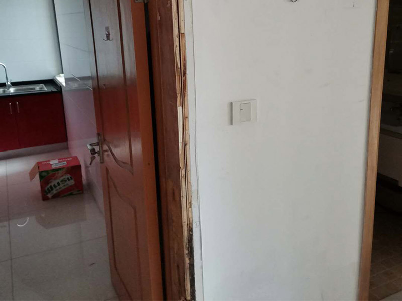 臥室門框維修：1.漆面表面劃傷用bai一只顏色與家具相同的普du通的繪圖用蠟筆，在劃痕zhi上劃一劃，使其與周邊漆面dao高度相同，再薄薄地涂上一層透明的清漆就可以了；2.油漆剝落修復(fù)，清漆家具表面小塊油漆剝落后可取同色廣告顏料涂補(bǔ)，再用清漆涂在表面，即完好如初3.裂縫填補(bǔ)用油灰和顏料拌勻后嵌入堵平，但要注意顏料要和原油灰的顏料、原油漆色彩一致，以防留下疤跡