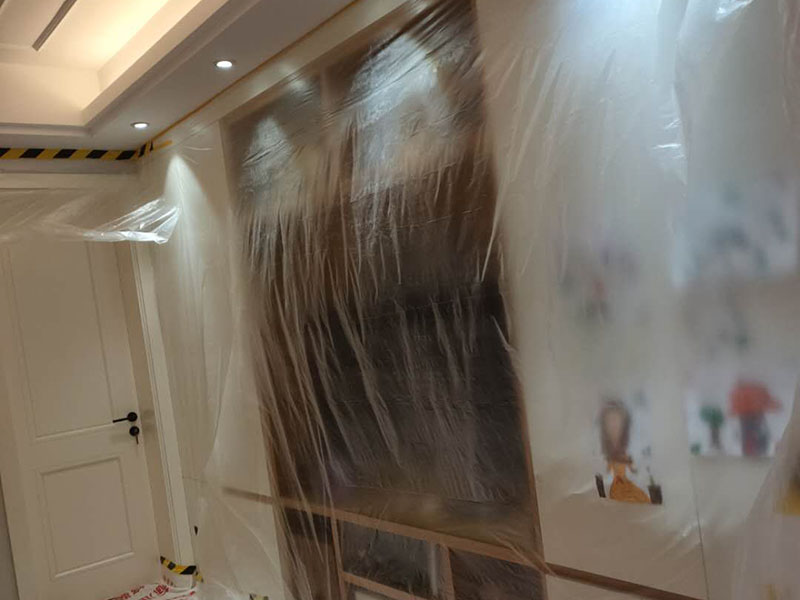 墻面翻新家具成品保護:在墻面翻新前，需要先將舊漆面鏟除干凈，之后在進行打磨，將墻面的浮沉雜物都清理干凈。如果墻面有凹凸不平的情況，要先用膩子修補，如果墻面出現(xiàn)空鼓的現(xiàn)象，也要將整面的墻皮進行鏟除，在做后續(xù)的處理?；鶎幼鐾旰螅枰獙⑹┕^(qū)域的家具物件移除，避免在翻新過程中，使家具受到損傷。在刮膩子之前，先用尺子檢測一下墻面的平整度。在施工時，對不平整的地方進行多次涂刮，修補好不平整的區(qū)域。一般膩子刮兩遍即可，每次膩子刮完后要進行打磨，可以讓墻面更加光滑。膩子干透后，再對墻面進行油漆涂刷。底漆要先刷，施工力度要均勻，這樣漆膜厚度也相對一致，然后開始面漆施工。一定要讓漆面自然干透。