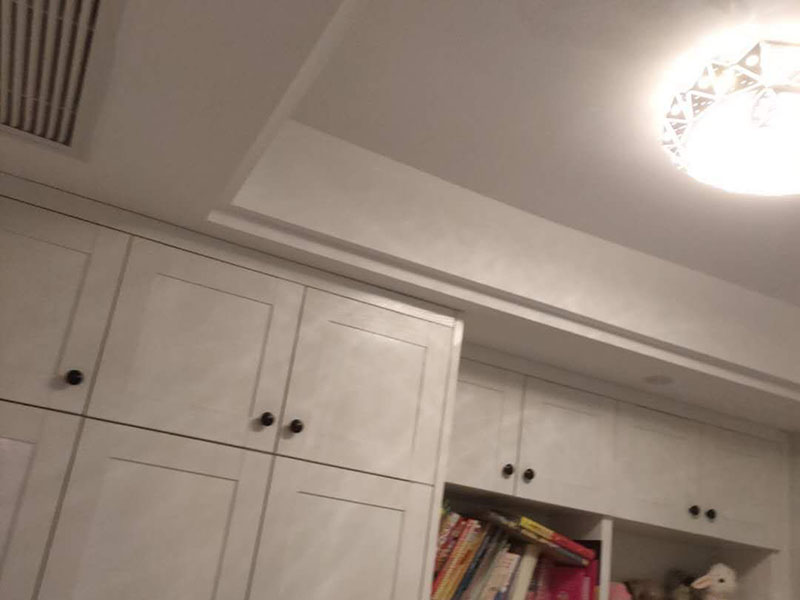 墻面翻新家具成品保護:在墻面翻新前，需要先將舊漆面鏟除干凈，之后在進行打磨，將墻面的浮沉雜物都清理干凈。如果墻面有凹凸不平的情況，要先用膩子修補，如果墻面出現(xiàn)空鼓的現(xiàn)象，也要將整面的墻皮進行鏟除，在做后續(xù)的處理?；鶎幼鐾旰螅枰獙⑹┕^(qū)域的家具物件移除，避免在翻新過程中，使家具受到損傷。在刮膩子之前，先用尺子檢測一下墻面的平整度。在施工時，對不平整的地方進行多次涂刮，修補好不平整的區(qū)域。一般膩子刮兩遍即可，每次膩子刮完后要進行打磨，可以讓墻面更加光滑。膩子干透后，再對墻面進行油漆涂刷。底漆要先刷，施工力度要均勻，這樣漆膜厚度也相對一致，然后開始面漆施工。一定要讓漆面自然干透。