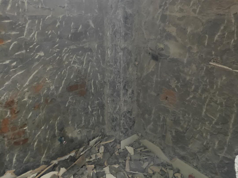 廚房拆除重裝：墻面上應(yīng)該還有些其他東西，比如掛毛巾的架子，放廚具的架子等等。先把這些物品都小心翼翼的拆下來(lái)，還原一面光潔的墻面，才好進(jìn)行拆卸工作。拆卸的時(shí)候要先從墻低的第一塊磚開(kāi)始拆卸，要是直接隨便從上面那一塊拆卸，拆到一半就會(huì)擋住下面的瓷磚，讓下面的瓷磚不好拆了。先用垂子敲最下面的那塊磚，把瓷磚敲松動(dòng)。送動(dòng)后，再用戴了手套的手把瓷磚拿下來(lái)，小心碎了瓷磚不要?jiǎng)澋绞至?。墻面?nèi)有些地方會(huì)走一些管道，有煤氣管道，有電線(xiàn)管道，水管，網(wǎng)線(xiàn)等等。要注意這些管道，不要把墻里面的管道破壞了，不然拆了瓷磚又惹了新的問(wèn)題要處理。