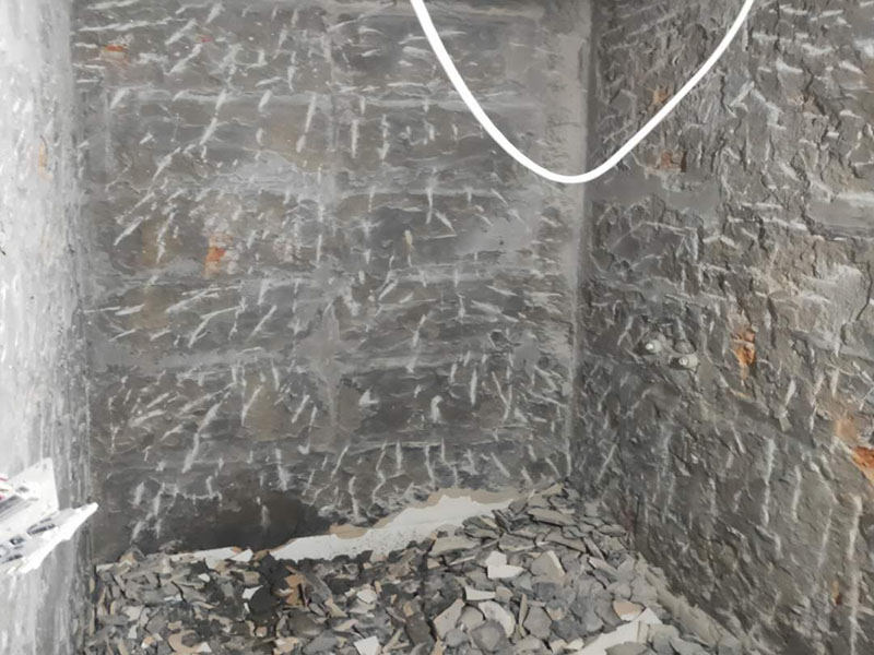 廚房拆除重裝：墻面上應(yīng)該還有些其他東西，比如掛毛巾的架子，放廚具的架子等等。先把這些物品都小心翼翼的拆下來(lái)，還原一面光潔的墻面，才好進(jìn)行拆卸工作。拆卸的時(shí)候要先從墻低的第一塊磚開(kāi)始拆卸，要是直接隨便從上面那一塊拆卸，拆到一半就會(huì)擋住下面的瓷磚，讓下面的瓷磚不好拆了。先用垂子敲最下面的那塊磚，把瓷磚敲松動(dòng)。送動(dòng)后，再用戴了手套的手把瓷磚拿下來(lái)，小心碎了瓷磚不要?jiǎng)澋绞至?。墻面?nèi)有些地方會(huì)走一些管道，有煤氣管道，有電線(xiàn)管道，水管，網(wǎng)線(xiàn)等等。要注意這些管道，不要把墻里面的管道破壞了，不然拆了瓷磚又惹了新的問(wèn)題要處理。